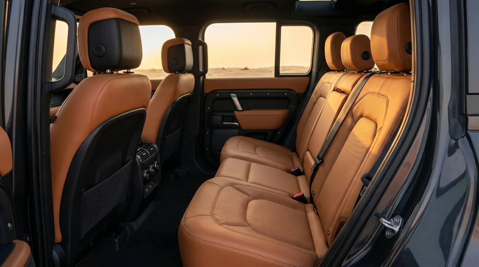 Land Rover Defender Octa — view 2